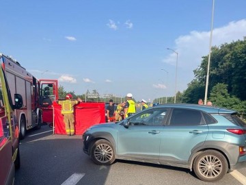 Stojące BMW na środkowym pasie A4